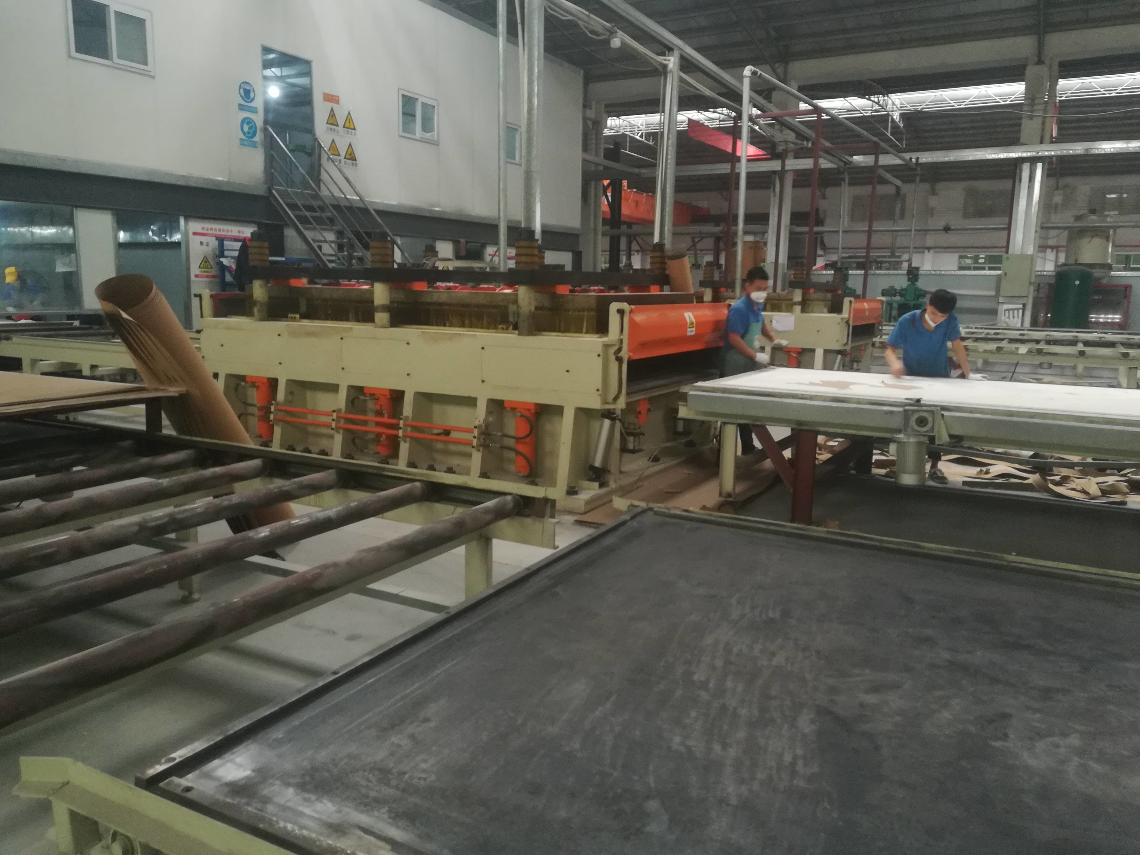 Sparkle Red Color Artificial Quartz Stone Countertop Commerical Application 3000*1400mm