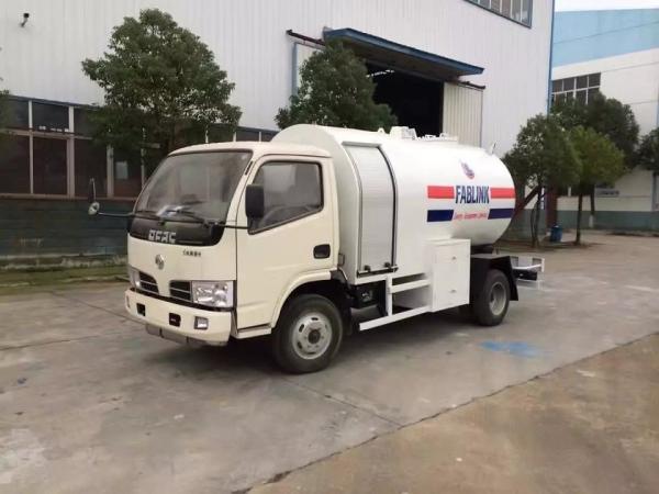Quality 2.5MT Bobtail Propane Truck , Dongfeng 4X2 Small Cylinder Filling Fuel Bowser Truck for sale