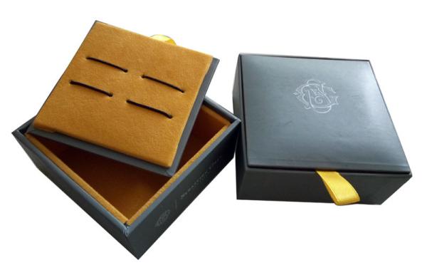 Quality 800gsm Cardboard Cufflink Box Matt Finish Velet Show Bar Ribbon Handle Offset Printing for sale