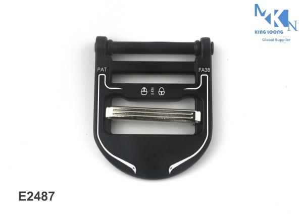 Quality Modern Style Metal Seat Belt Buckle , Polished Zinc Alloy Belt Buckle for sale