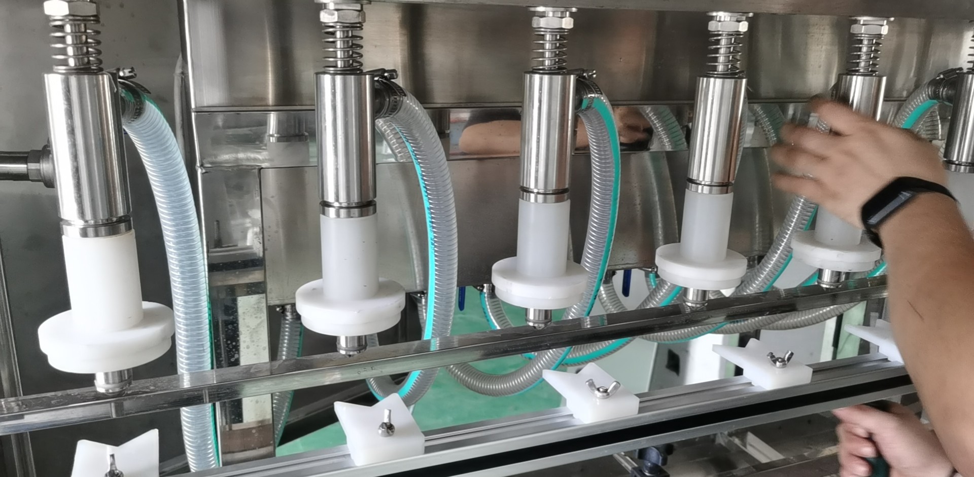 200-10000ml Whisky Automatic Liquid Filling Machine For Small Bottle