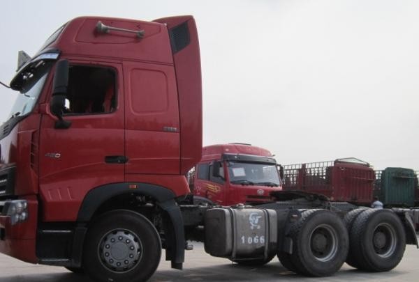 SINOTRUK HOWO 6x4 driving type TRACTOR TRUCK / prime mover truck with HW79 cab red color
