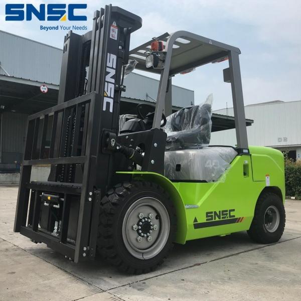 Quality Adjustable Cab Location and LED Lights 4t Diesel Powered Forklift for Light Industry for sale