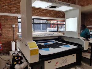 China 150 Watts CO2 Vision Laser Cutting Machine For Custom Cycling Jerseys JHX - 180100S on sale