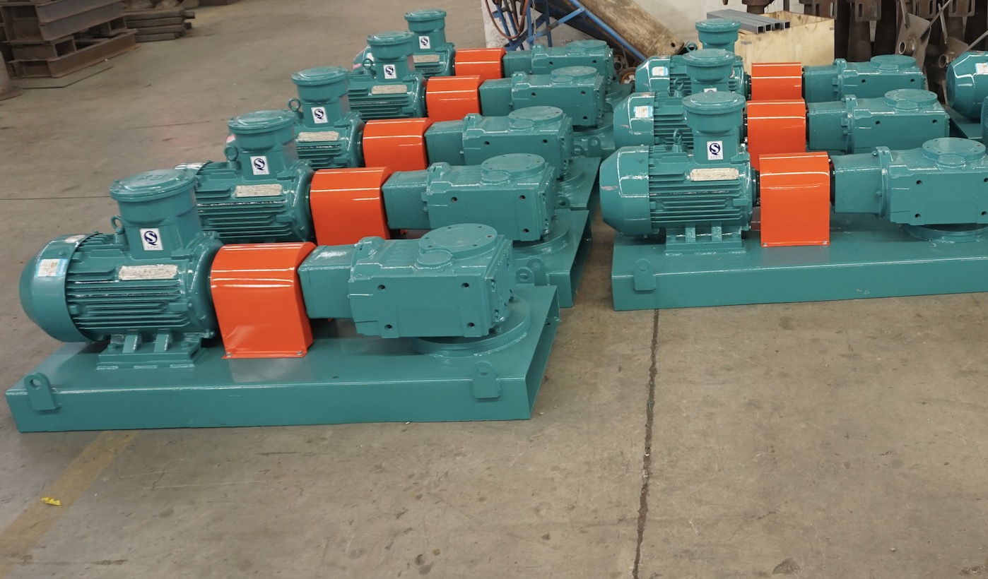 Mud agitators for drilling mud tank