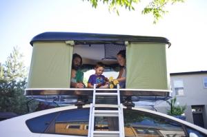 New design High quality single layer fiberglass Hard Shell Roof Top Tent