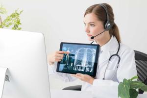 Video conferencing realizes remote seeing, hearing and asking in the medical field