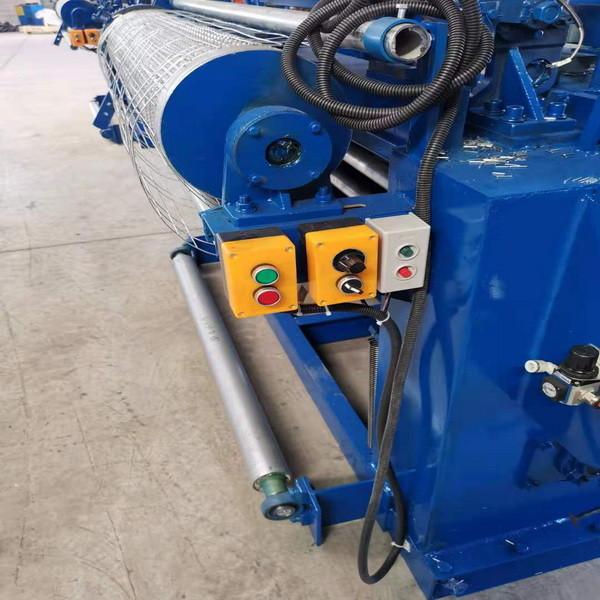 Quality 5kw Breeding GI Wire Net Making Machine Roll Mesh Synchronization for sale