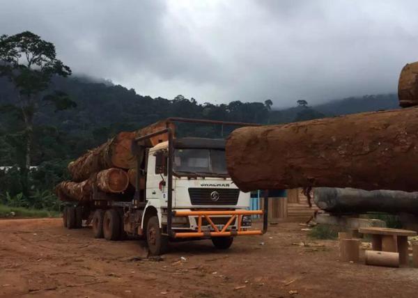 Quality Off Road Heavy Log Loader Truck , Loading Logging Trucks With Tri Angle Log Pillar for sale