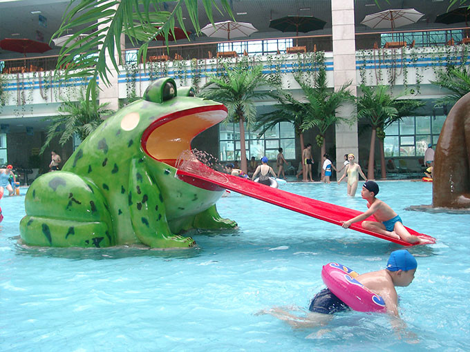 Water Park Lazy River And Swimming Pool Floating Bridge With Climbing Net