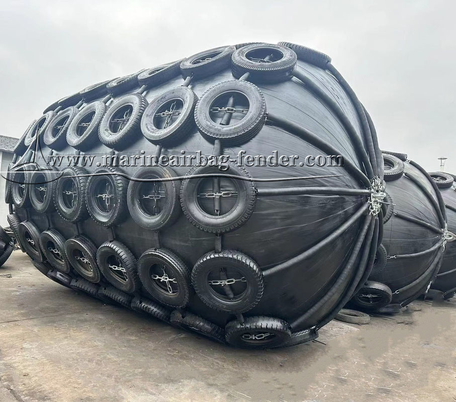 Black Pneumatic Rubber Fender Customized With Chain Net ISO CCS Certificated