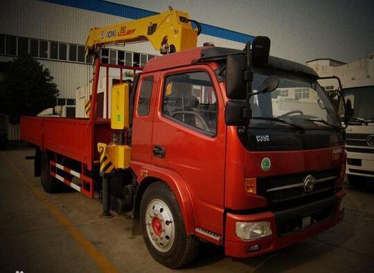 Quality light Truck with Crane for sale