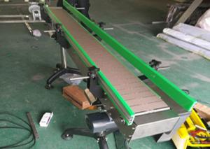 China Customized Slat Chain Conveyor for Vibrating Conveying Lifting on sale