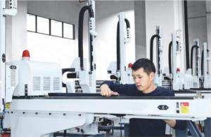 Buy cheap Pick Out Axis Injection Molding Robots Servo Driven For PET Bottles Perfume product