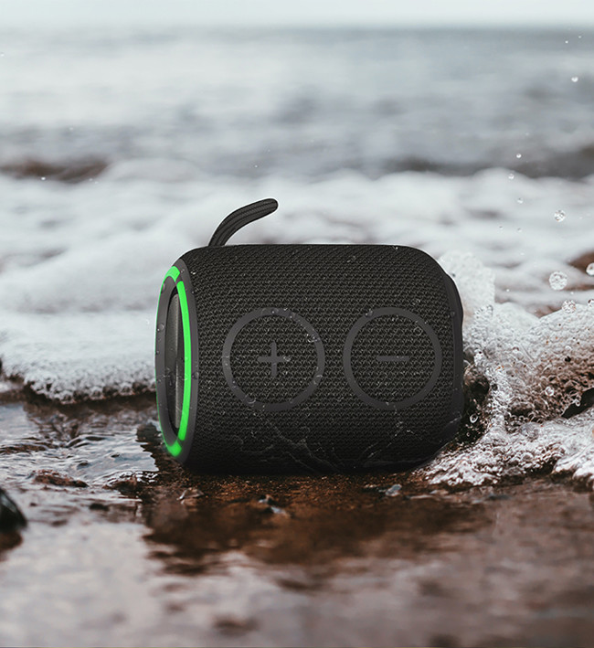 IPX7 Portable Waterproof Speaker 16W Speaker Output Power With AUX IN