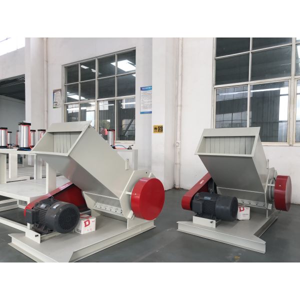 Crusher Plastic Auxiliary Machine For Recycling Waste Plastic Crusher 200-600kg/H