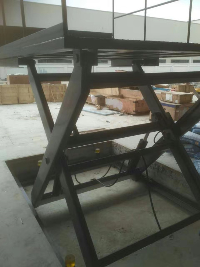 Hydraulic Loading Elevating Dock Lift For Container Loading Goods With Manual Safety Valve