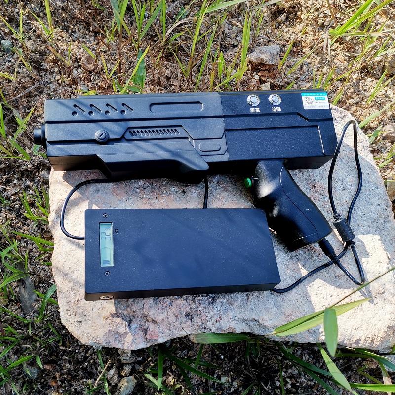 The hand-held aviation control equipment is 1200 meters away from the UAV jammer that can drive away and return with