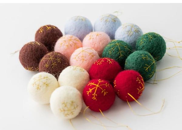 Quality Pure Color 4 Cm Felt Balls , Felted Wool Balls Diy Circle Snow Pattern for sale