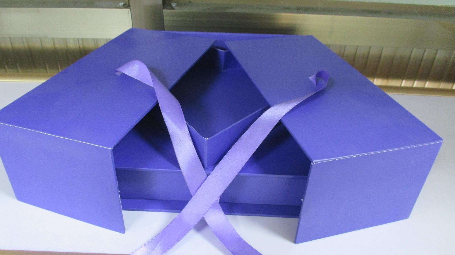 Customized Sizes and Double Layer Heart Shape Box for Strawberry Chocolate Luxury Box