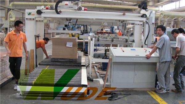 Quality Automated Operation Loading And Unloading Equipment For Flooring Production Line for sale