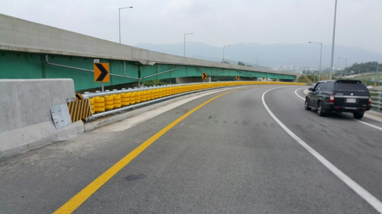 Roadway Traffic Rolling Type Safety Crash Barrier Eva Highway Safety Roller Guardrail