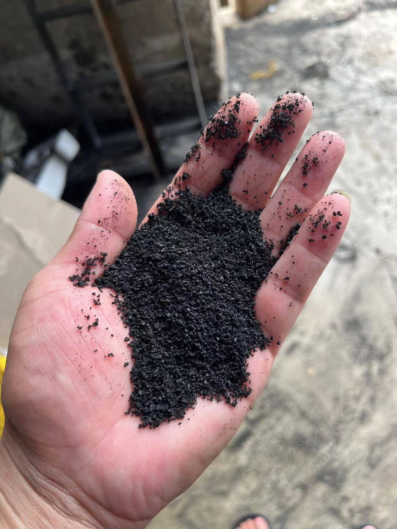 Double Roller Tire Block Crusher With Water Circulation Cooling Process Tire Blocks Into Rubber Particles.