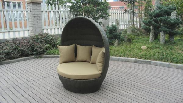 Quality Round Outdoor Rattan Daybed Furniture , Roofed Wicker Lounge Bed for sale