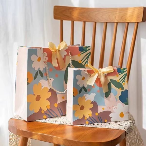 Colorful Art Paper Printed Paper Shopping Bag For Clothing Gift Packaging