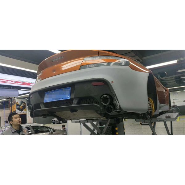 280mm Aston Martin Body Kit 2009 - 2013 Auto Parts Rear Bumper Air Diffuser
