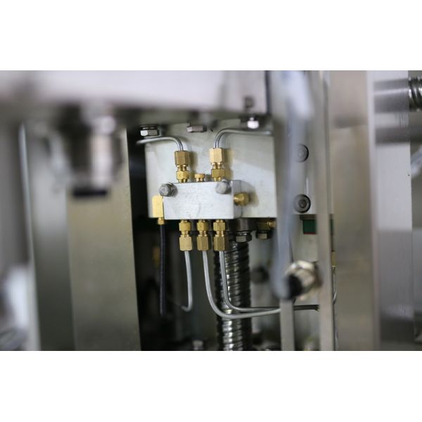 PLC Controlled Automatic Capping Machine Servo Motor Double Head Following Type