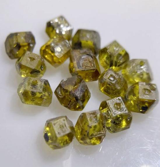 Raw Mono Crystal Industrial Diamond Grit Sharp Corner MCD Yellow Hpht Rough Diamond