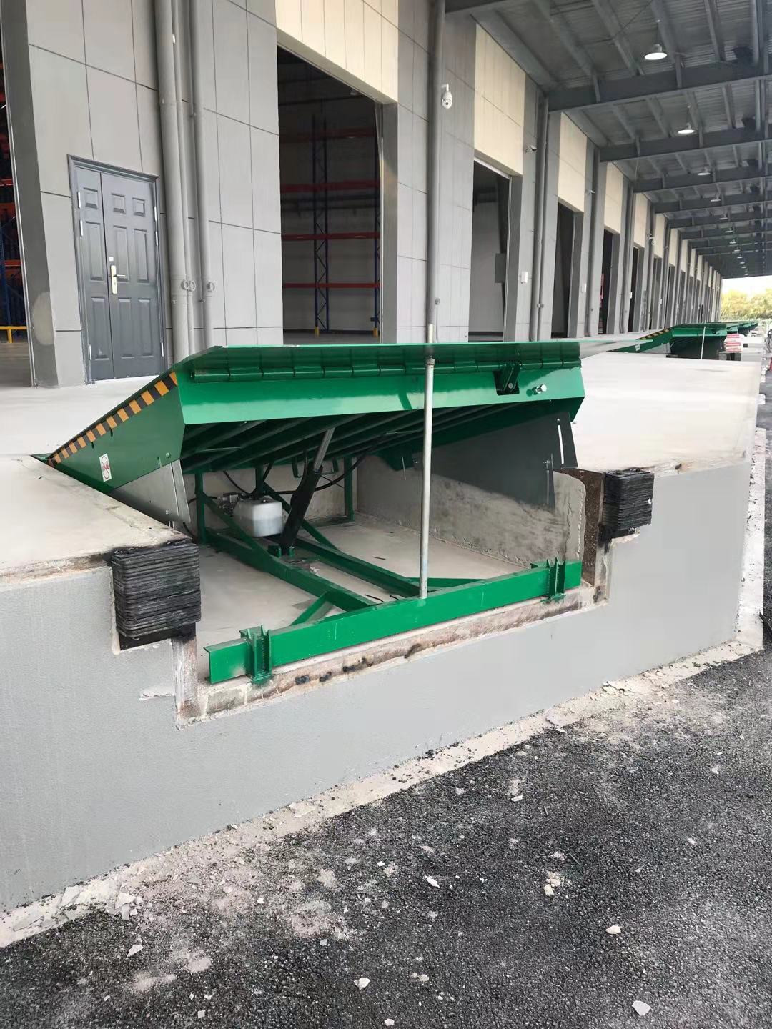 Hydraulic Dock Ramp, Loading Dock Equipment , Hydraulic Dock Leveler Anti Skid Checkered Plate Platform