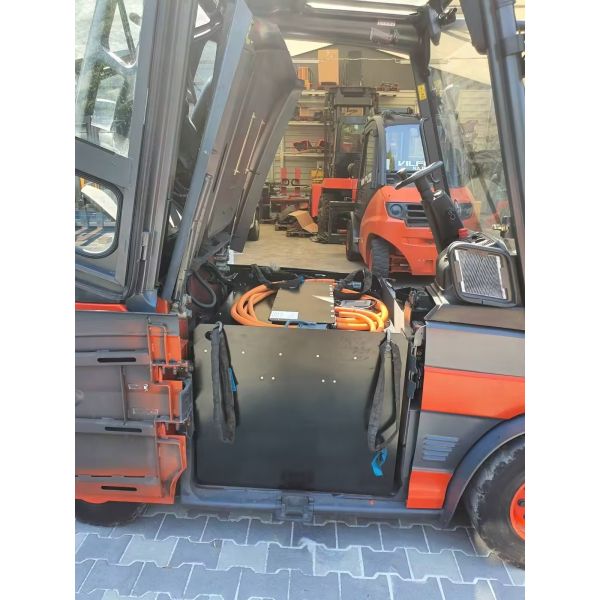 Powerful Forklift Battery 80V 920AH Lithium Battery For Linde LINDE E40H/600
