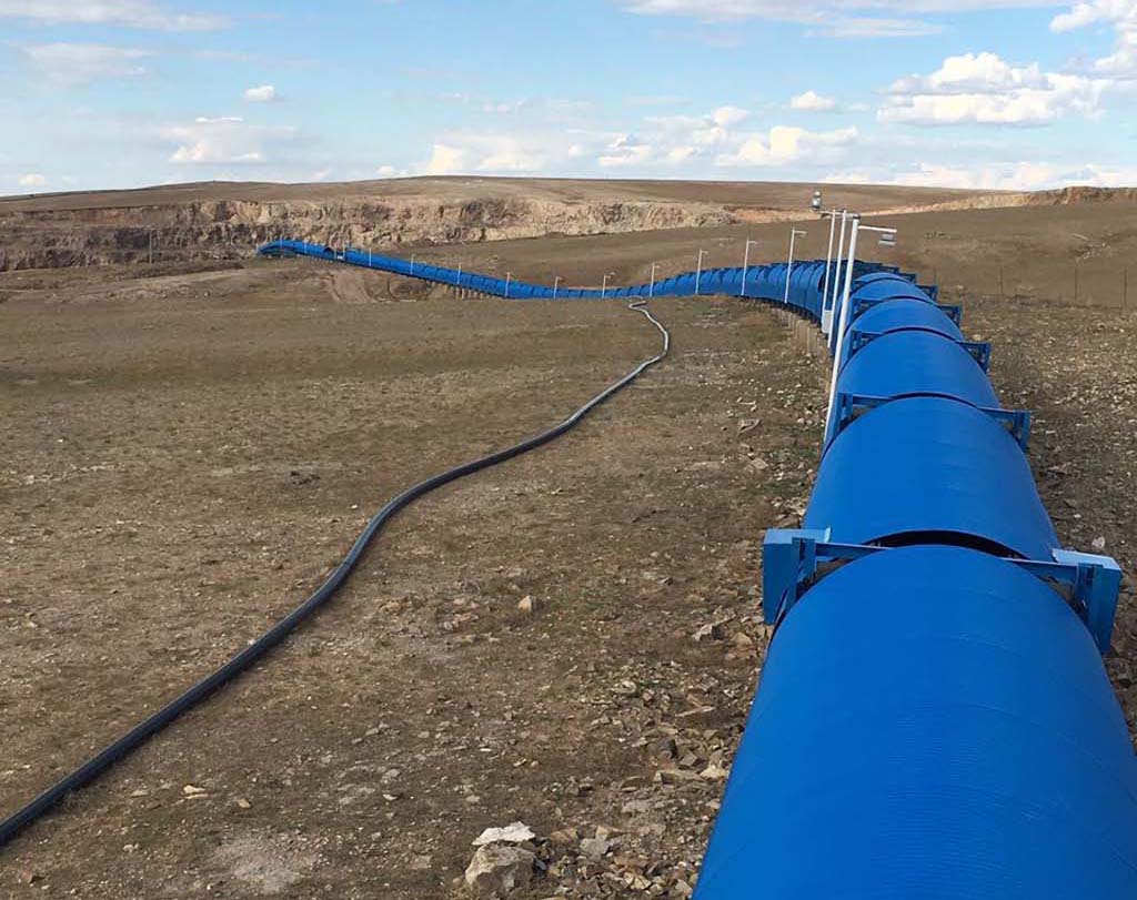 Large industrial heavy duty bulk material unloading inclined belt conveyor