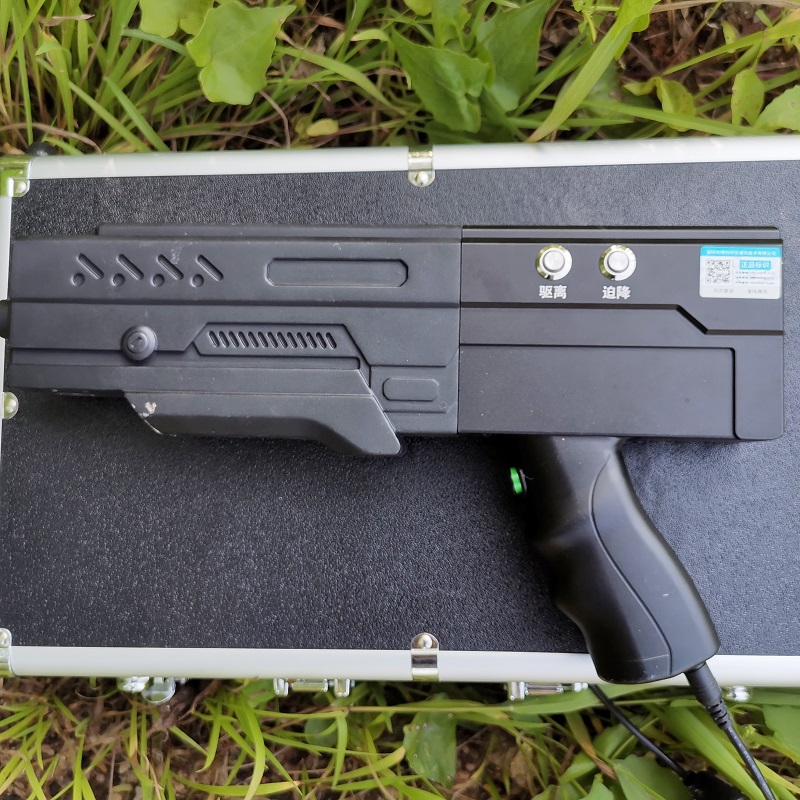 The hand-held aviation control equipment is 1200 meters away from the UAV jammer that can drive away and return with